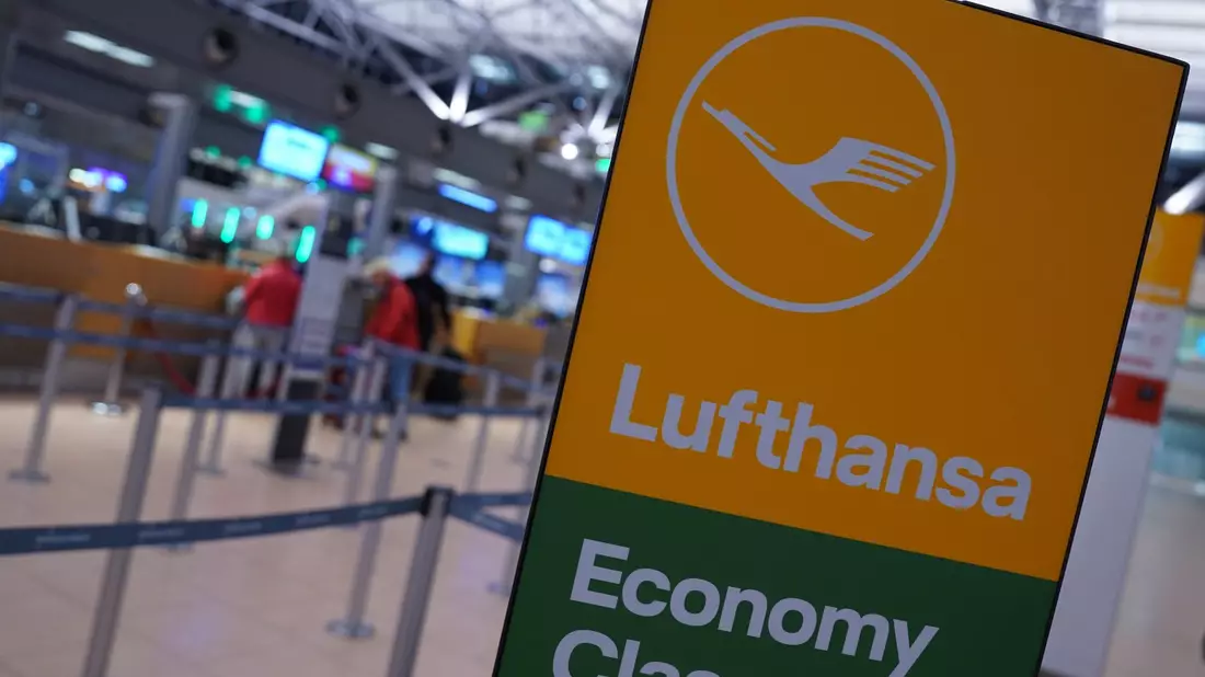 Passagiere am Check-in-Bereich der Lufthansa im Terminal 2 am Flughafen in Hamburg. - Bild: Marcus Brandt/dpa