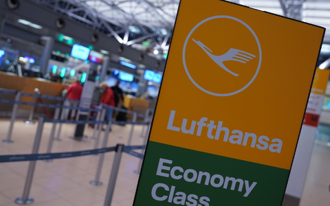 Passagiere am Check-in-Bereich der Lufthansa im Terminal 2 am Flughafen in Hamburg. - Foto: Marcus Brandt/dpa Passagiere am Check-in-Bereich der Lufthansa im Terminal 2 am Flughafen in Hamburg. - Foto: Marcus Brandt/dpa