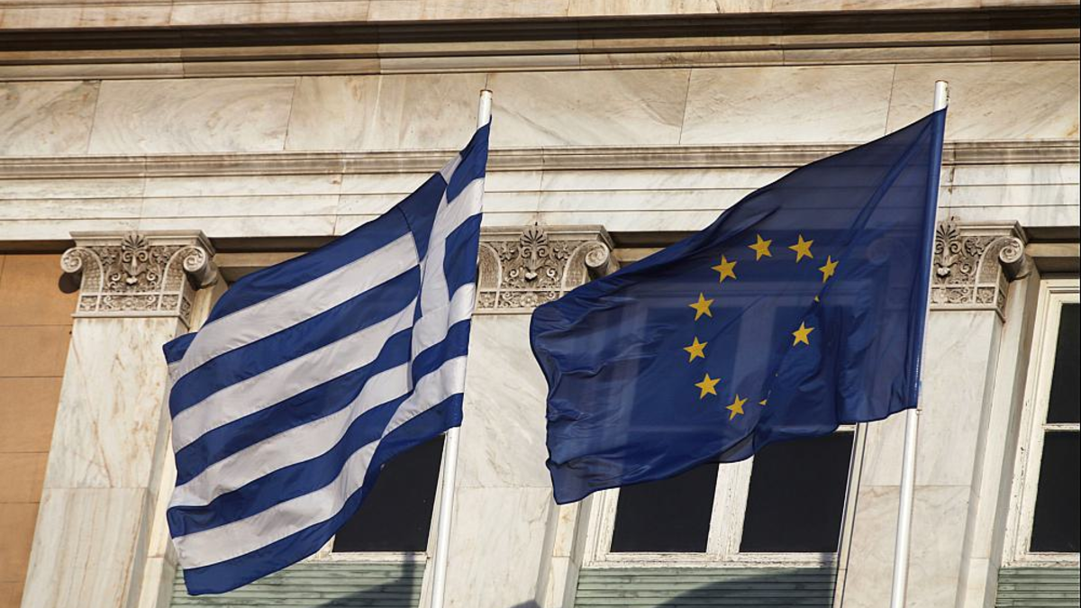 Fahnen von Griechenland und EU (Archiv) - Foto: über dts Nachrichtenagentur