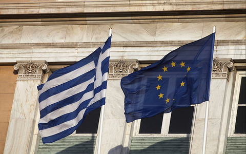 Fahnen von Griechenland und EU (Archiv) - Foto: über dts Nachrichtenagentur