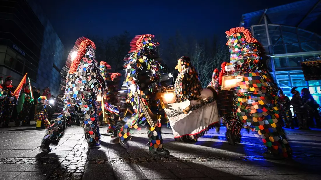 Blätzlebuebe der Konstanzer Narren tanzen am sogenannten schmutzigen Dunschtig mit ihren Laternen auf dem Augustinerplatz. Seit den frühen Morgenstunden wecken hunderte Narren die Konstanzer Bevölkerung mit Musik, Glocken und Rätschen. Höhepunkt ist der Laternentanz. - Bild: Felix Kästle/dpa