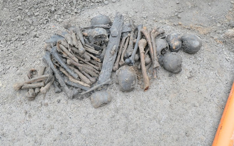 Bei Erdarbeiten nach dem Abriss eines Hauses sind in Lippetal mehrere Schädel und eine Vielzahl von Knochen gefunden worden. - Foto: -/Polizei Soest/dpa