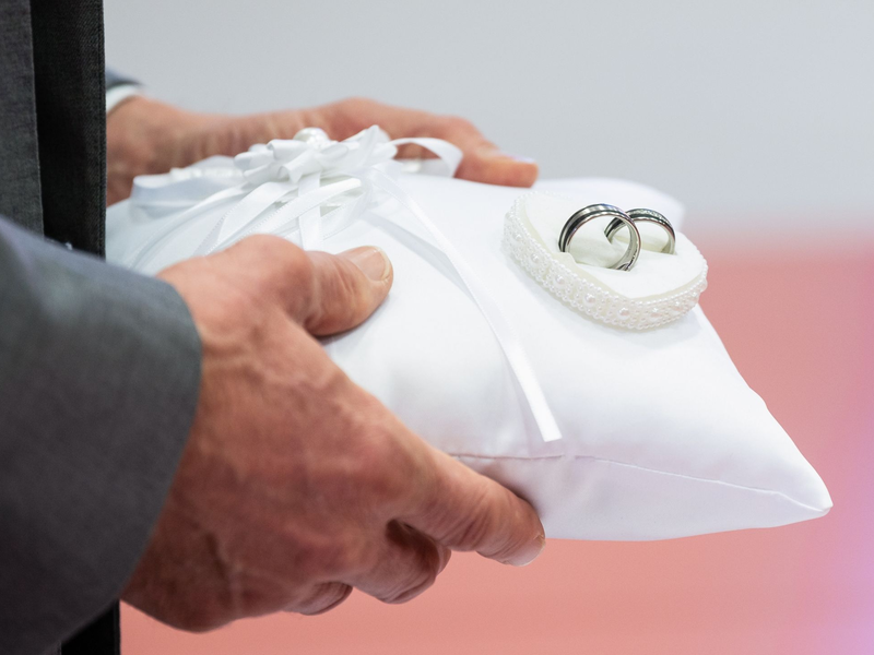 Das Durchschnittsalter bei der ersten Heirat ist in Deutschland auf einen Höchststand gestiegen. - Foto: Silas Stein/dpa