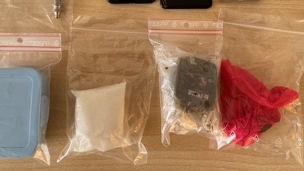 BPOL-FL: IZ - Mann mit Drogen läuft gegen Bahnhofstür - Foto: presseportal.de