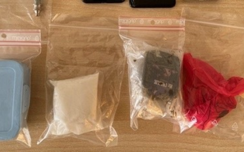 BPOL-FL: IZ - Mann mit Drogen läuft gegen Bahnhofstür - Foto: presseportal.de