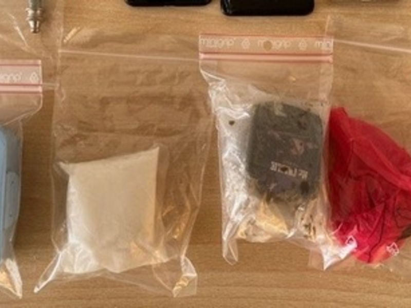 BPOL-FL: IZ - Mann mit Drogen läuft gegen Bahnhofstür - Foto: presseportal.de