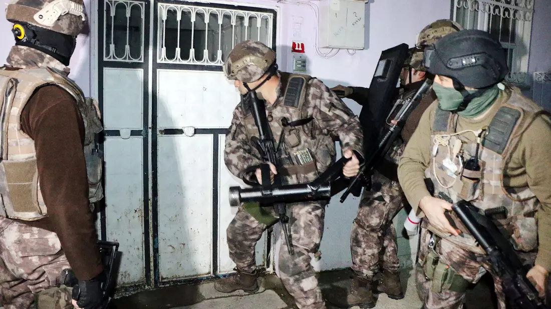 Türkische Polizisten nahmen 33 Razzien vor (Archivfoto). - Bild: Mahir Alan/AP/dpa