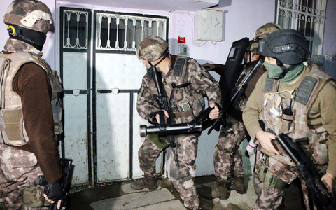 Türkische Polizisten nahmen 33 Razzien vor (Archivfoto). - Foto: Mahir Alan/AP/dpa