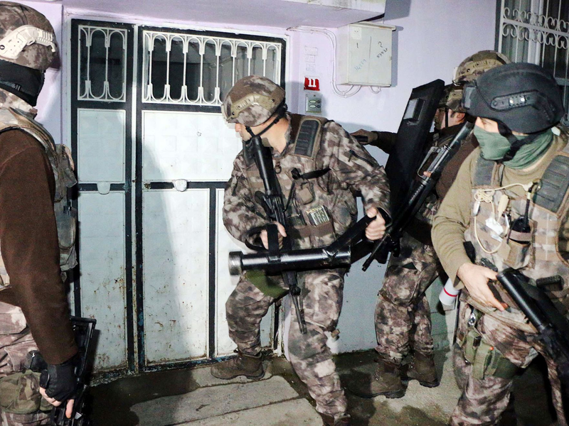 Türkische Polizisten nahmen 33 Razzien vor (Archivfoto). - Foto: Mahir Alan/AP/dpa