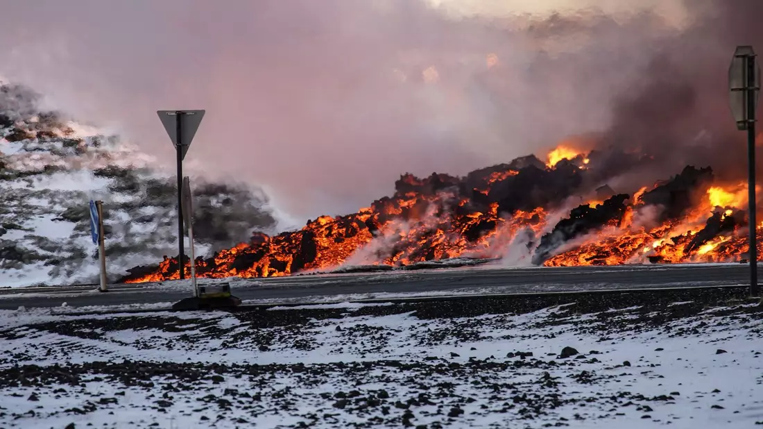 Am Donnerstag floss Lava über die Hauptstraße nach Grindavik. - Bild: Marco Di Marco/AP/dpa