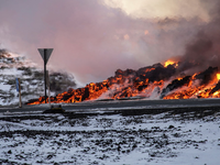 Lava trifft auf die Heißwasserleitung auf der Straße zur Blauen Lagune. - Foto: Marco Di Marco/AP/dpa