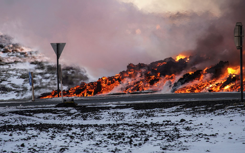 Lava trifft auf die Heißwasserleitung auf der Straße zur Blauen Lagune. - Foto: Marco Di Marco/AP/dpa