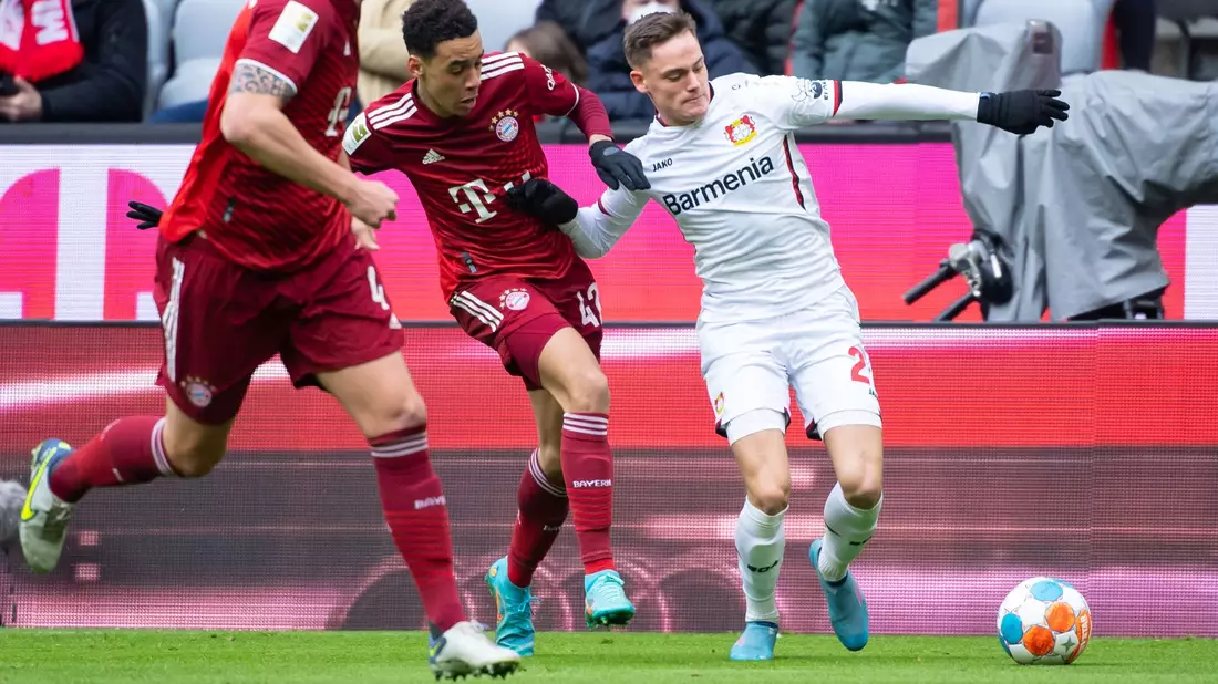 Bayern Münchens Jamal Musiala (l) und der Leverkusener Florian Wirtz treffen am Samstag wieder aufeinander. - Bild: Sven Hoppe/dpa