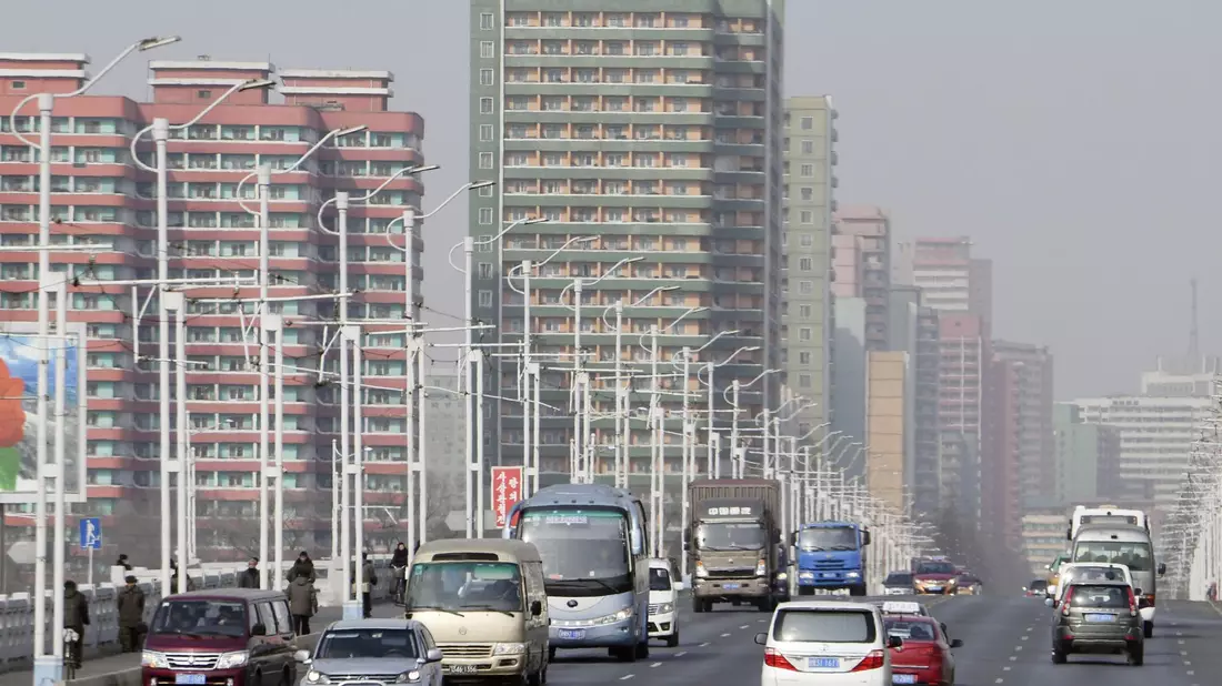 Autos fahren auf einer Straße vor Hochäusern in Pjöngjang entlang. Zwischen Nord- und Südkorea herrscht derzeit Funkstille. - Bild: ---/kyodo/dpa