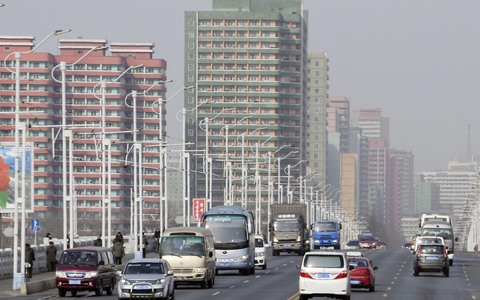 Autos fahren auf einer Straße vor Hochäusern in Pjöngjang entlang. Zwischen Nord- und Südkorea herrscht derzeit Funkstille. - Foto: ---/kyodo/dpa