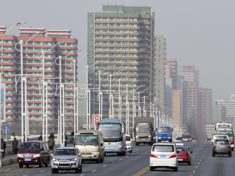 Autos fahren auf einer Straße vor Hochäusern in Pjöngjang entlang. Zwischen Nord- und Südkorea herrscht derzeit Funkstille. - Foto: ---/kyodo/dpa