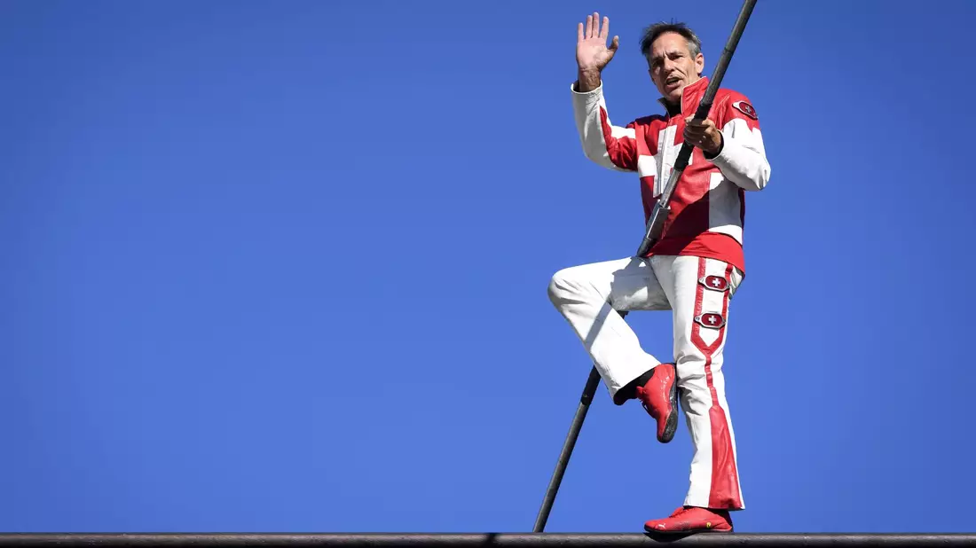 Freddy Nock balanciert auf dem Seil einer Seilbahn. - Bild: Laurent Gillieron/KEYSTONE/dpa