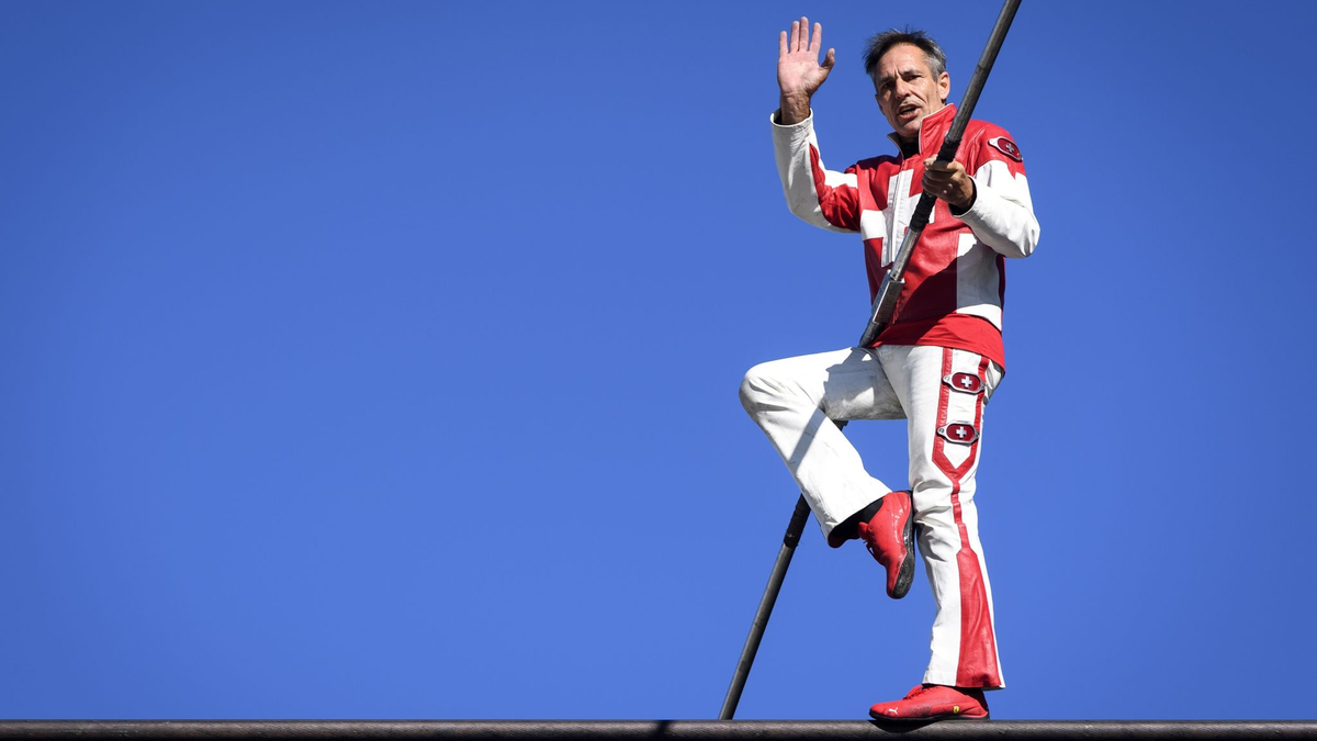 Freddy Nock balanciert auf dem Seil einer Seilbahn. - Foto: Laurent Gillieron/KEYSTONE/dpa