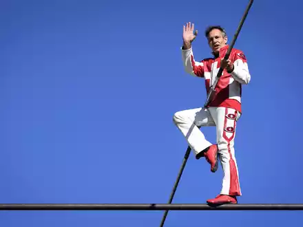 Freddy Nock balanciert auf dem Seil einer Seilbahn. - Foto: Laurent Gillieron/KEYSTONE/dpa
