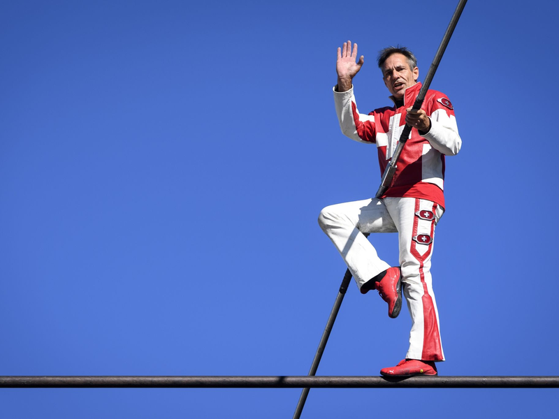 Freddy Nock balanciert auf dem Seil einer Seilbahn. - Foto: Laurent Gillieron/KEYSTONE/dpa