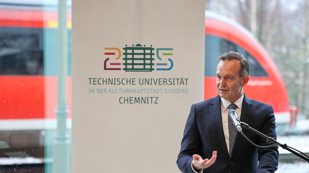 Bundesverkehrsminister Volker Wissing spricht bei der feierlichen Inbetriebnahme des digitalen Testfelds in Annaberg-Buchholz. - Foto: Jan Woitas/dpa