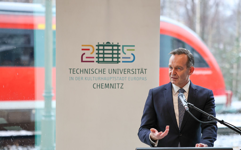 Bundesverkehrsminister Volker Wissing spricht bei der feierlichen Inbetriebnahme des digitalen Testfelds in Annaberg-Buchholz. - Foto: Jan Woitas/dpa