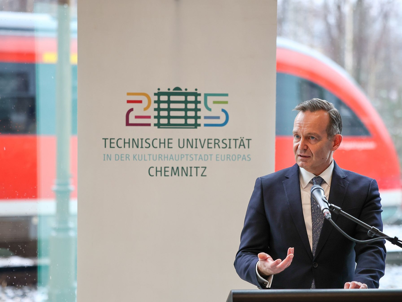 Bundesverkehrsminister Volker Wissing spricht bei der feierlichen Inbetriebnahme des digitalen Testfelds in Annaberg-Buchholz. - Foto: Jan Woitas/dpa