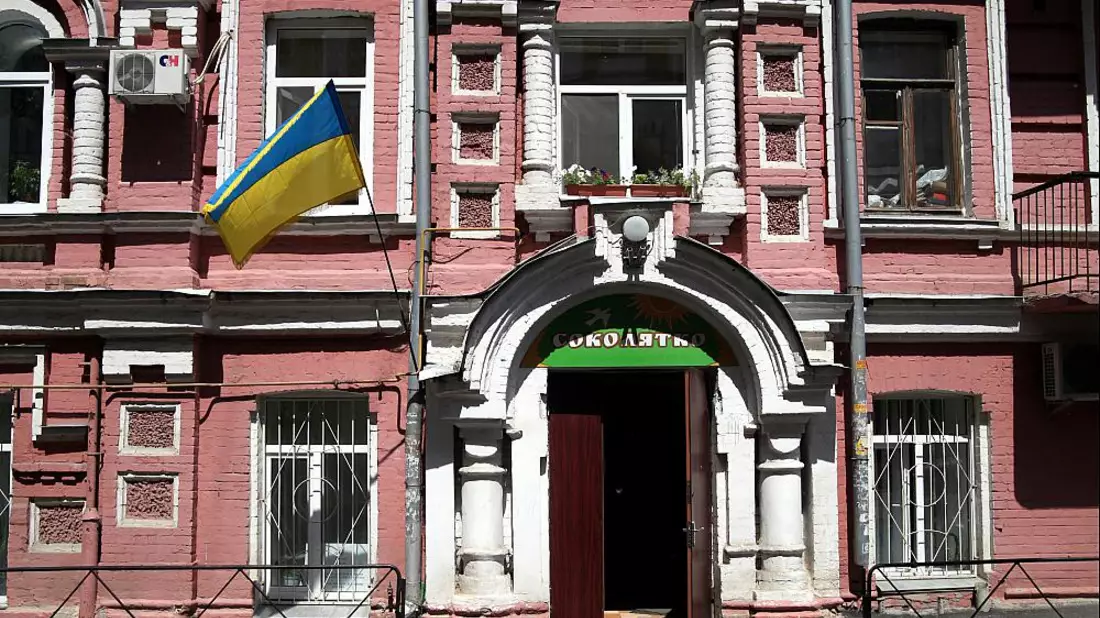 Haus in Kiew mit urkainischer Flagge (Archiv) - Bild: über dts Nachrichtenagentur