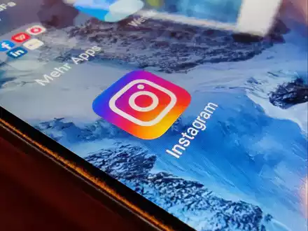 Instagram-Logo auf einem Smartphone (Archiv) - Foto: über dts Nachrichtenagentur