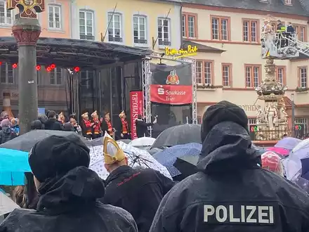 POL-PPTR: 1.000 Fastnachter trotzen dem Regen und feiern friedlich auf dem Hauptmarkt - Foto: presseportal.de