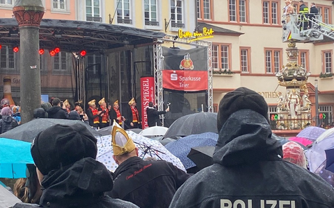POL-PPTR: 1.000 Fastnachter trotzen dem Regen und feiern friedlich auf dem Hauptmarkt - Foto: presseportal.de