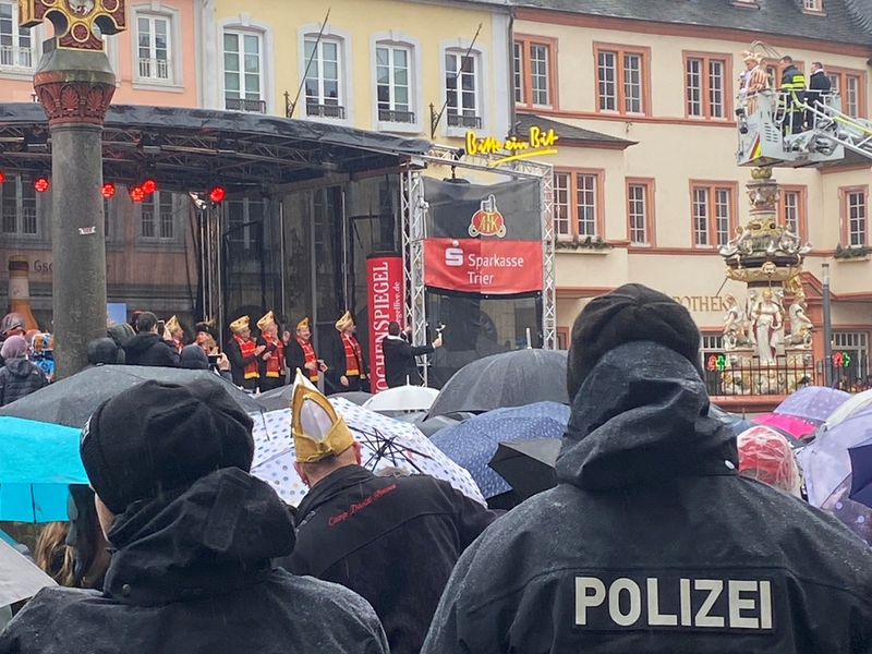 POL-PPTR: 1.000 Fastnachter trotzen dem Regen und feiern friedlich auf dem Hauptmarkt - Foto: presseportal.de