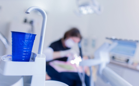 Trotz Alternativen werden in der EU jährlich immer noch rund 40 Tonnen Quecksilber für Zahnamalgam verwendet (Symbolbild). - Foto: Rolf Vennenbernd/dpa Trotz Alternativen werden in der EU jährlich immer noch rund 40 Tonnen Quecksilber für Zahnamalgam verwendet (Symbolbild). - Foto: Rolf Vennenbernd/dpa