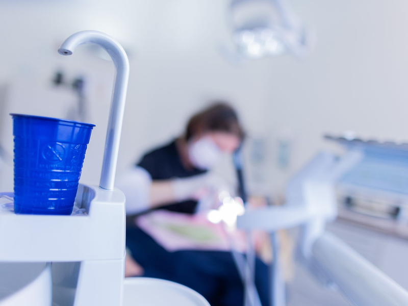 Trotz Alternativen werden in der EU jährlich immer noch rund 40 Tonnen Quecksilber für Zahnamalgam verwendet (Symbolbild). - Foto: Rolf Vennenbernd/dpa