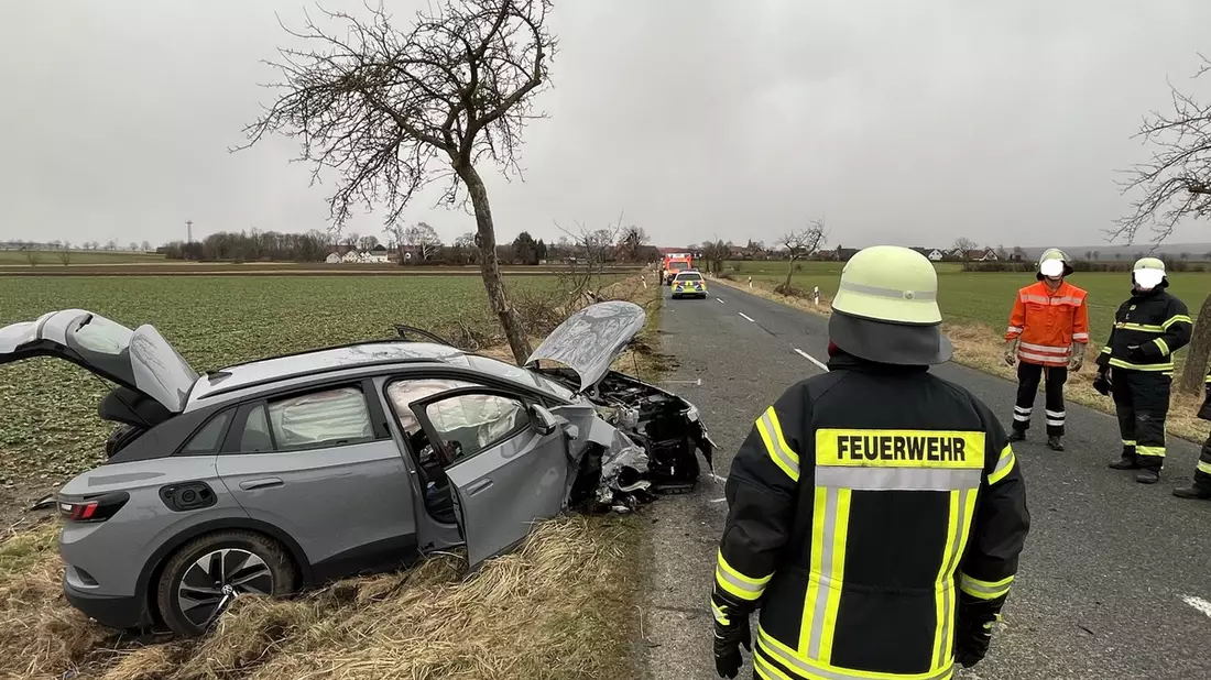 POL-HI: PKW gegen Baum - Hoher Sachschaden und eine Verletzte - - Bild: presseportal.de