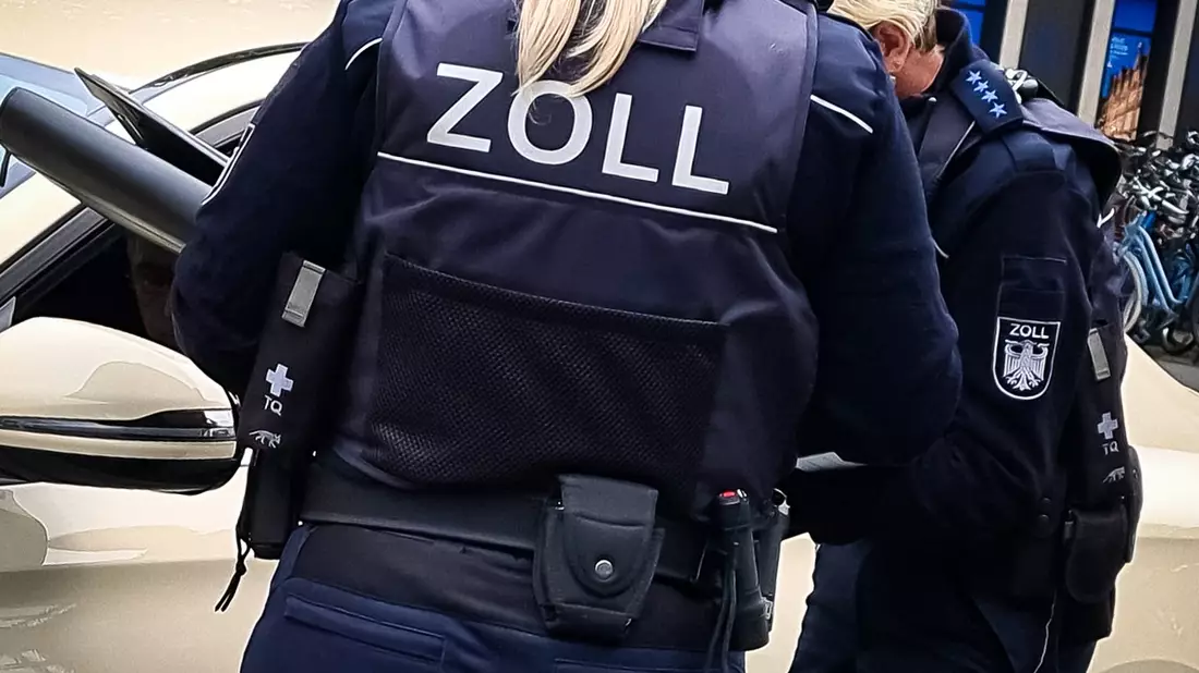 HZA-KA: Zoll kontrollierte Paketdienstleister - Hauptzollamt Karlsruhe beteiligte sich an bundesweiter Schwerpunktprüfung - Bild: presseportal.de