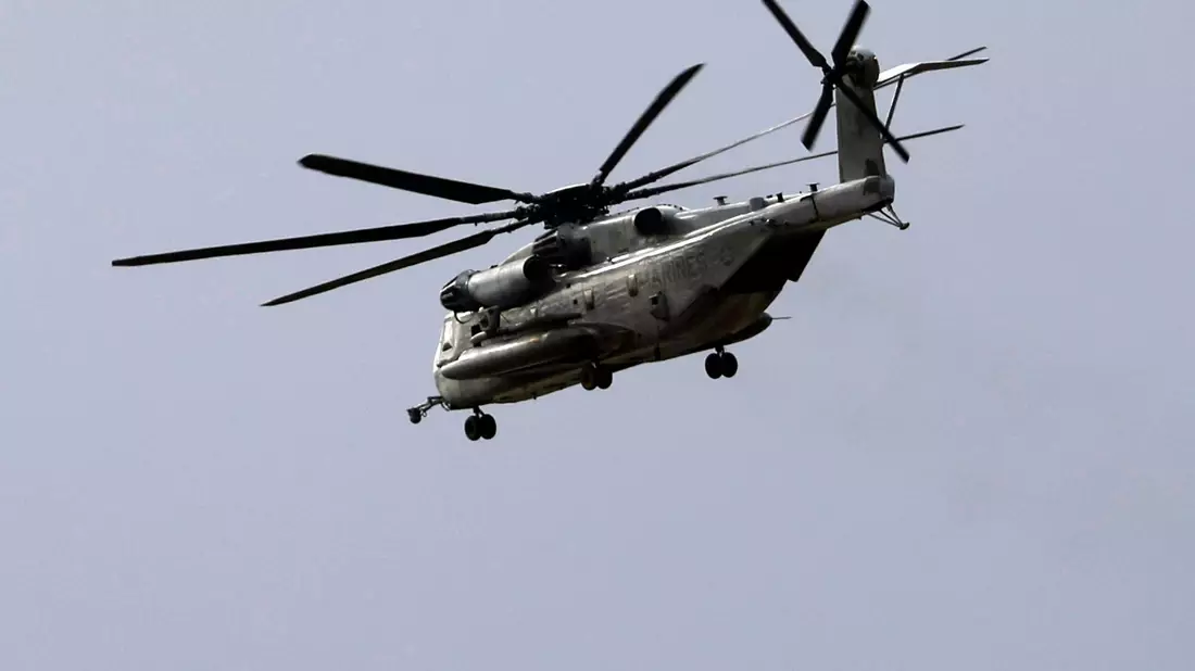 Ein solcher Marine CH-53E Super Stallion Hubschrauber ist bei stürmischem Wetter im Süden Kaliforniens verunglückt. - Bild: K.C. Alfred/The San Diego Union-Tribune/AP