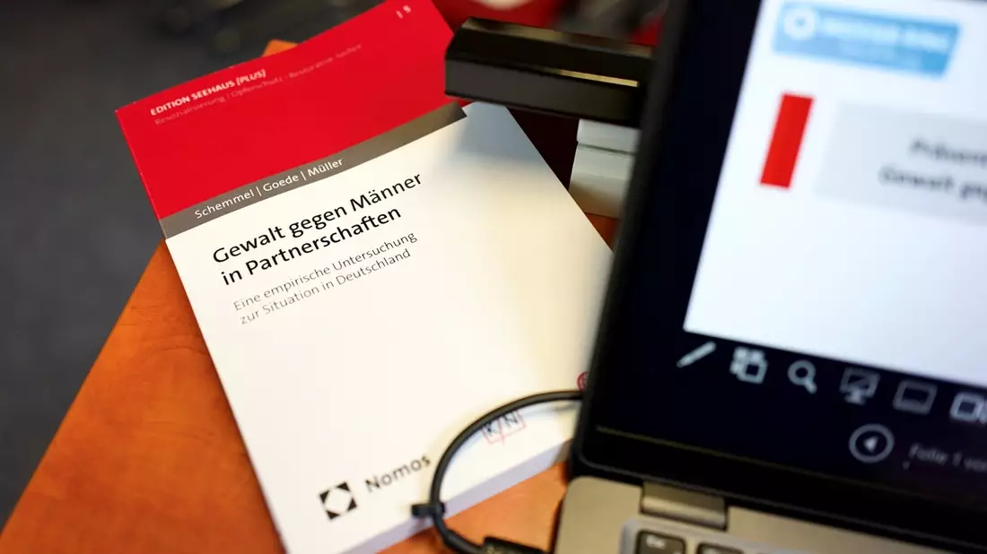 Jeder zweite Mann in Deutschland war schon mal von übergriffigem Verhalten in der Partnerschaft betroffen / WEISSER RING Stiftung fördert Studie des Kriminologischen Forschungsinstituts Niedersachsen - Bild: presseportal.de