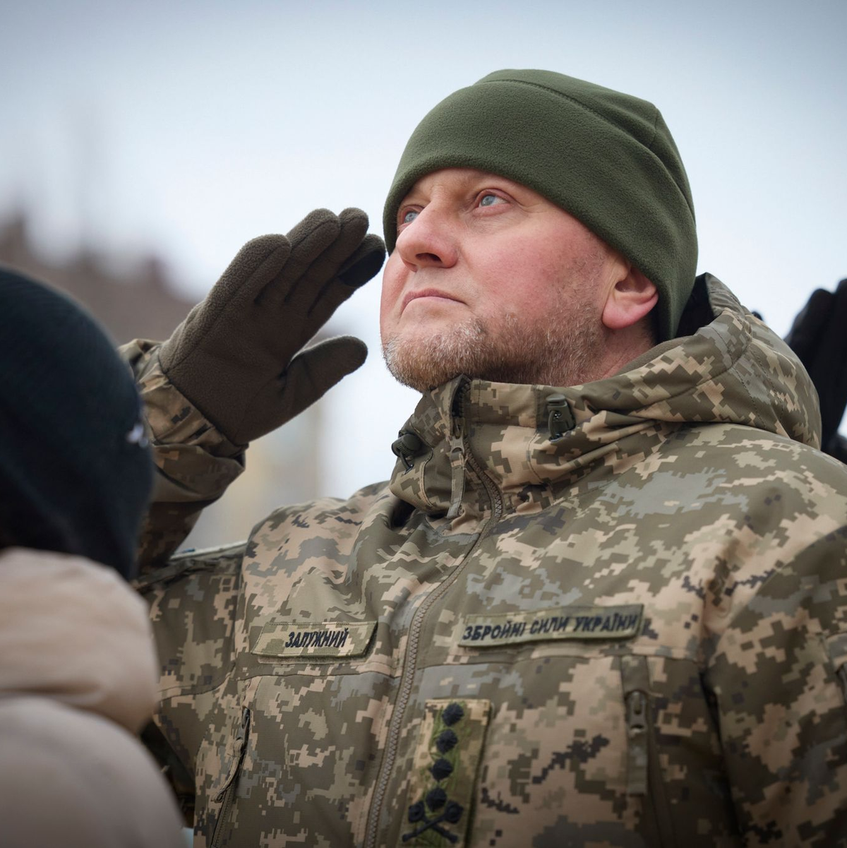 Der vor rund einem Monat als Oberbefehlshaber entlassene General Walerij Saluschnyj soll neuer Botschafter in Großbritannien werden. - Foto: Uncredited/Ukrainian Presidential Press Office/AP/dpa