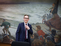 Thorben Schütt im Kreistagssaal von Heide vor dem Ölbild «Die Schlacht bei Hemmingstedt - anno 1500» (Max Friedrich Koch - 1859-1930). - Foto: Christian Charisius/dpa