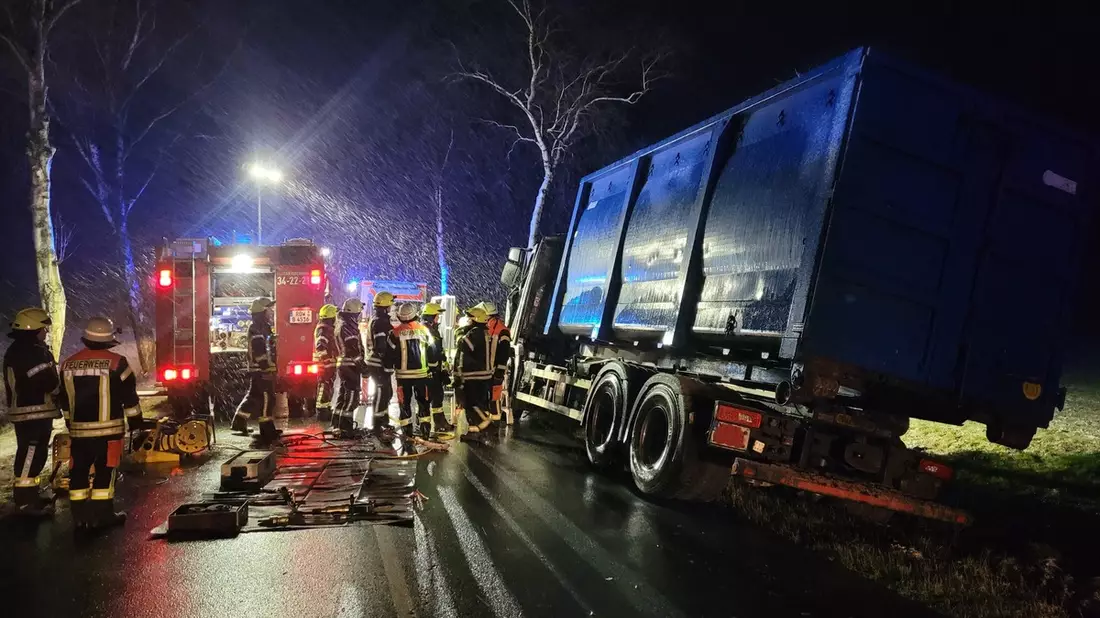 FW-ROW: Verunglückter Fahrer im LKW eingeklemmt - Bild: presseportal.de