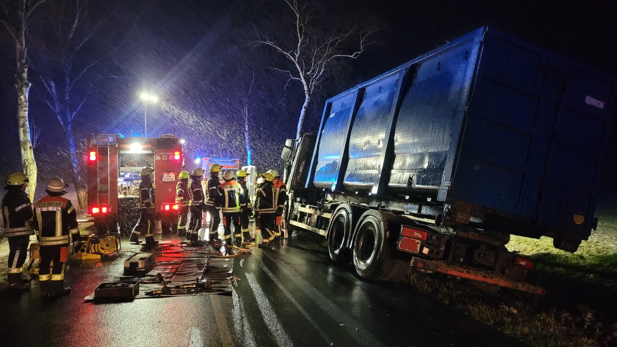 FW-ROW: Verunglückter Fahrer im LKW eingeklemmt - Foto: presseportal.de