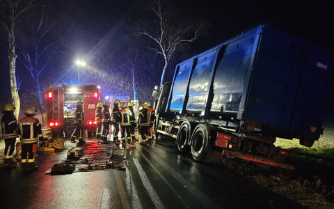 FW-ROW: Verunglückter Fahrer im LKW eingeklemmt - Foto: presseportal.de