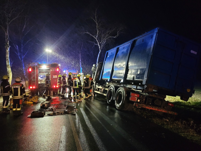 FW-ROW: Verunglückter Fahrer im LKW eingeklemmt - Foto: presseportal.de