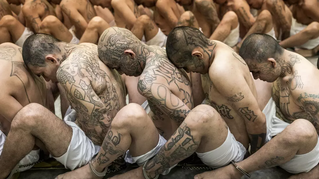 Das Parlament in El Salvador hat das Abhalten von Sammelprozessen gegen Bandenmitglieder gebilligt. Dabei sollen insbesondere gut 75.000 mutmaßliche Gangster, die im Rahmen des seit fast zwei Jahren geltenden Ausnahmezustands festgenommen wurden, schneller verurteilt werden können. - Bild: -/El Salvador presidential press office via AP/dpa