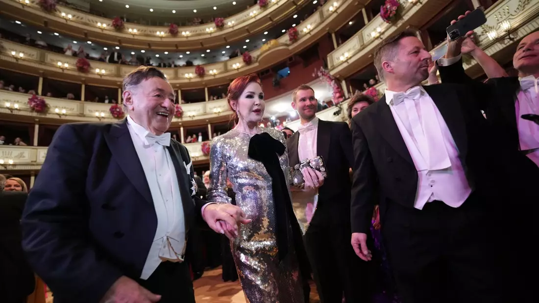 Priscilla Presley war Richard Lugners Stargast beim diesjährigen Opernball. - Bild: Eva Manhart/APA/dpa
