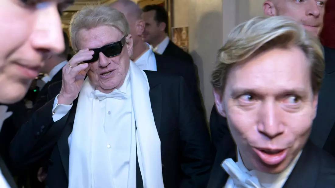 Priscilla Presley (l), Richard Lugner (M) und Model Papis Loveday (3.v.r) zusammen mit anderen Gästen beim Wiener Opernball. - Bild: Roland Schlager/APA/dpa