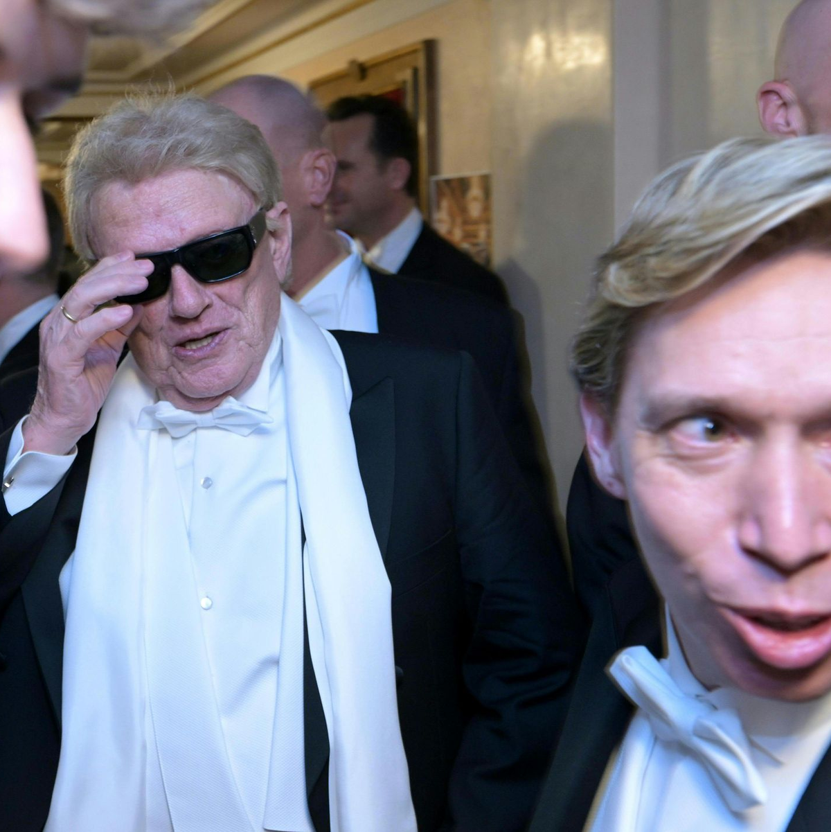 Priscilla Presley (l), Richard Lugner (M) und Model Papis Loveday (3.v.r) zusammen mit anderen Gästen beim Wiener Opernball. - Foto: Roland Schlager/APA/dpa