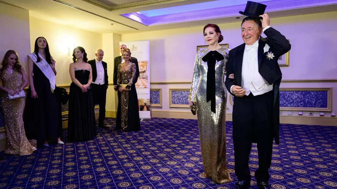 Der 91-jährige Richard Lugner und US-Schauspielerin Priscilla Presley scheinen sich gut zu verstehen. - Bild: Max Slovencik/APA/dpa