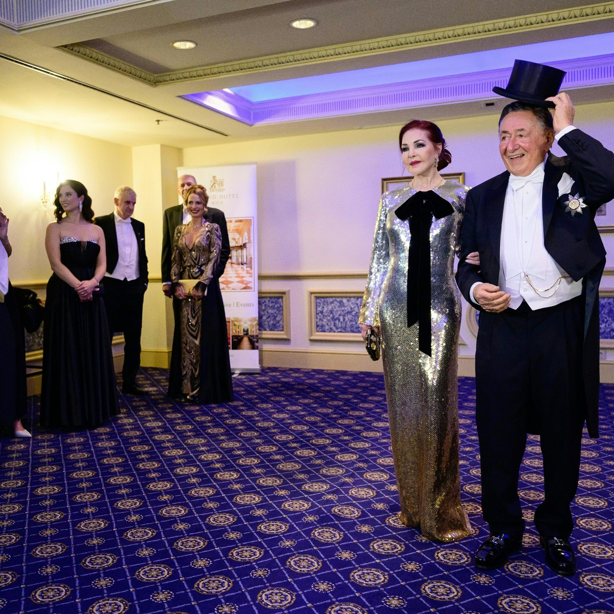 Der 91-jährige Richard Lugner und US-Schauspielerin Priscilla Presley scheinen sich gut zu verstehen. - Foto: Max Slovencik/APA/dpa